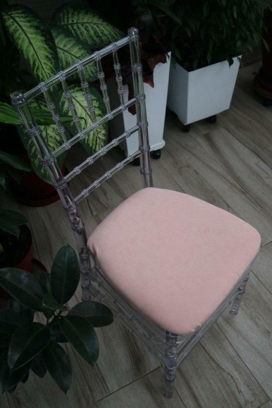 Стілець «Chiavari» скляний з рожевим чохлом