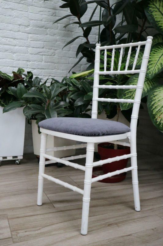 Стілець «Chiavari» білий з сірим чохлом