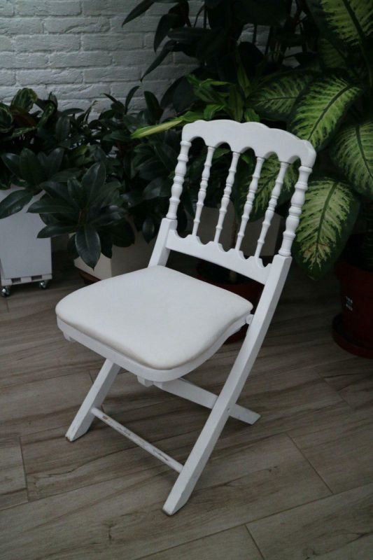 Білий дерев'яний стілець «Наполеон»